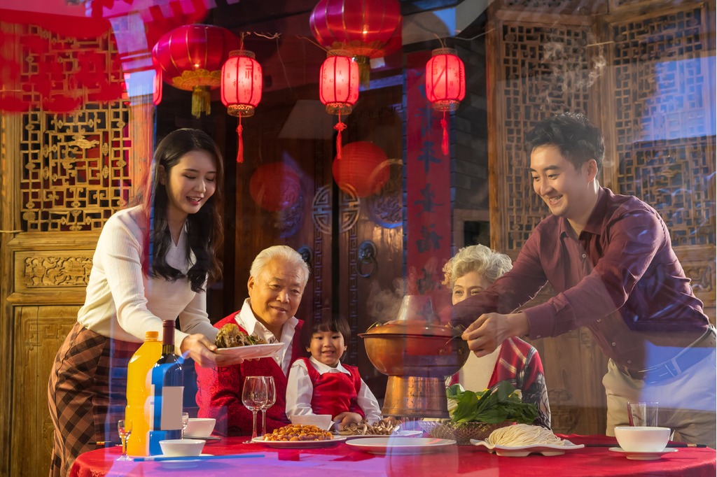 幸福家庭吃年夜饭1737699461489